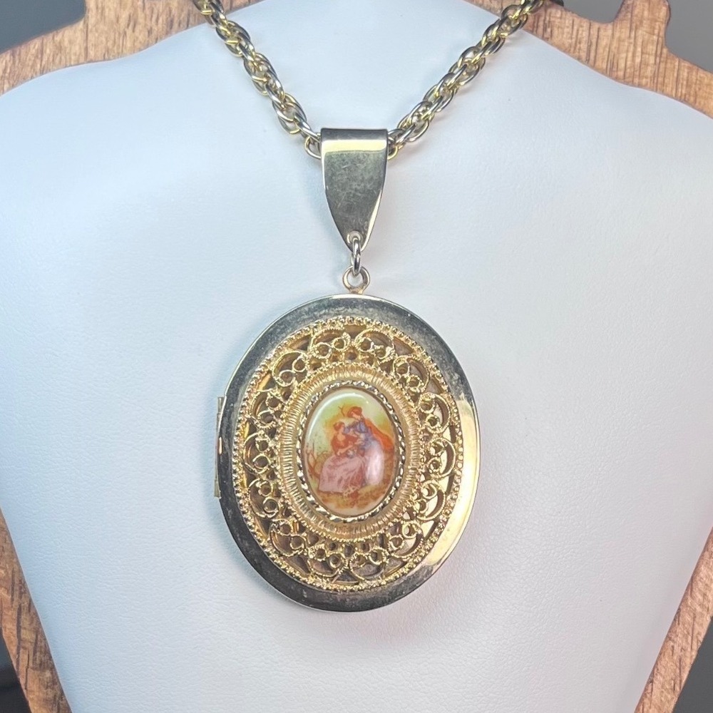 Vtg Fragonard Courting Couple Oval Filigree Locket Necklace Gold Tone 24" Chain